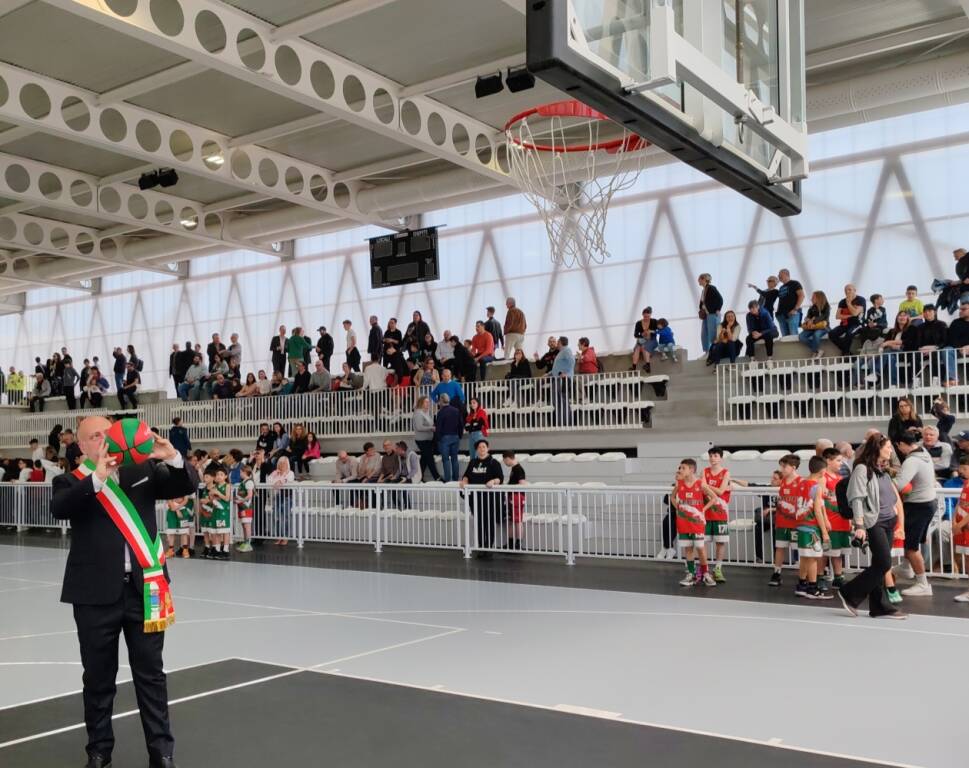 Che festa per il nuovo palazzetto dello sport di Olgiate Olona 