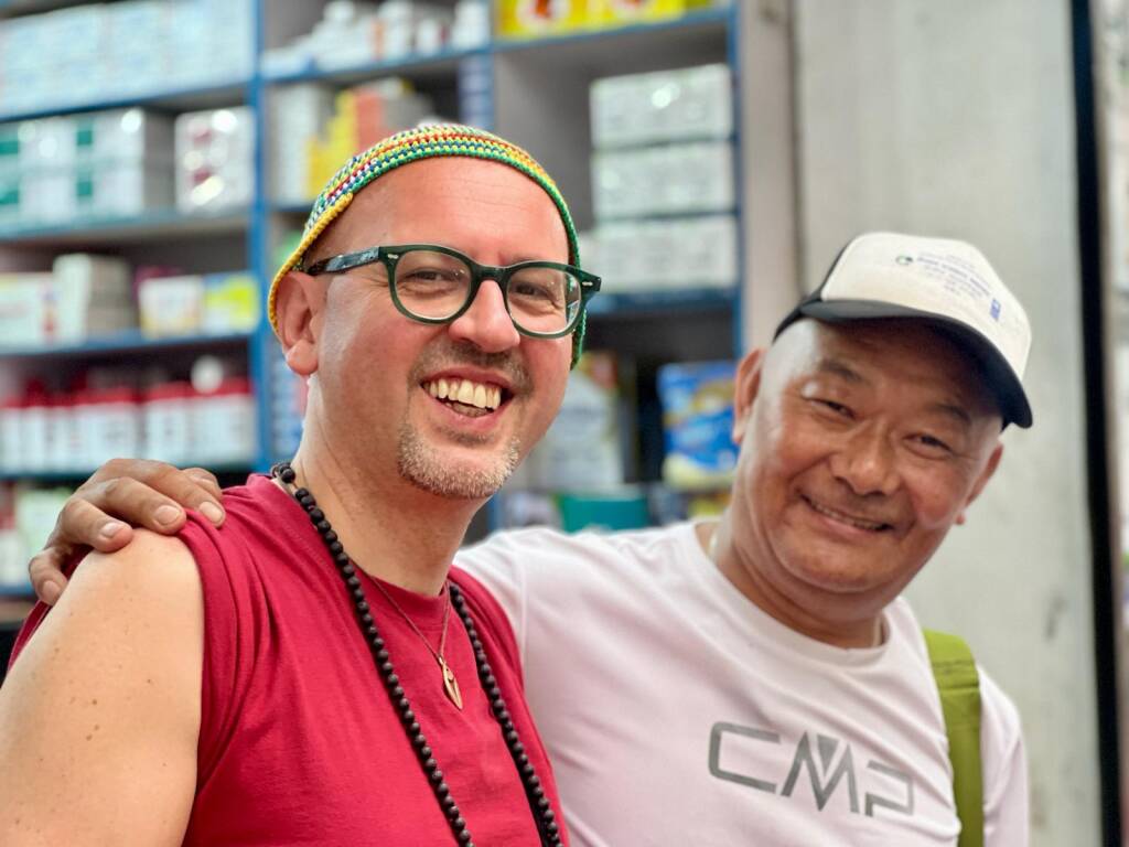 Da Varese al Nepal, tra templi e raccolta di farmaci in attesa di salire a 3 mila metri