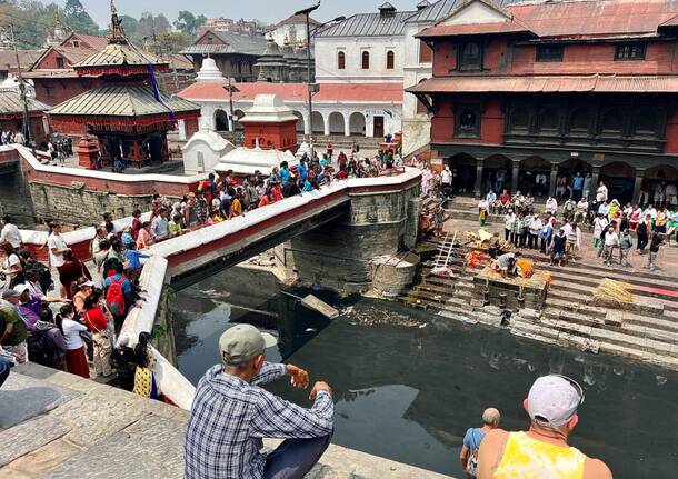 Da Varese al Nepal, tra templi e raccolta di farmaci in attesa di salire a 3 mila metri