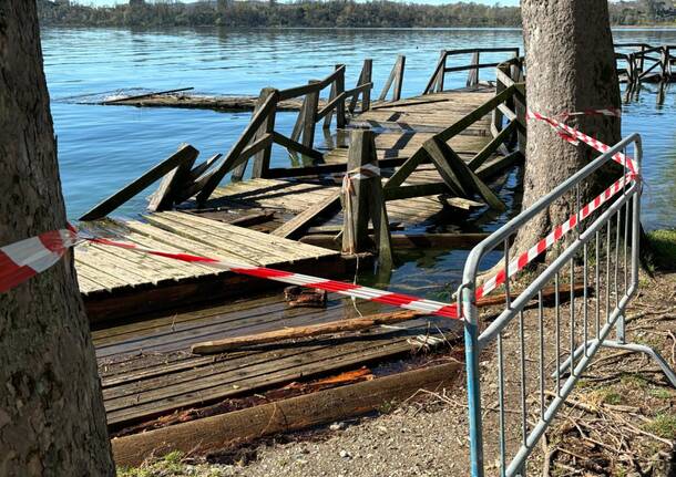 Distrutto il pontile sul lago a Gavirate