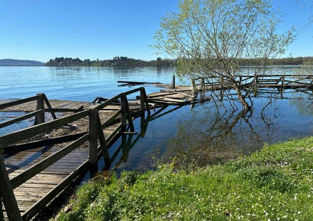 Distrutto dal maltempo il pontile sul lago a Gavirate