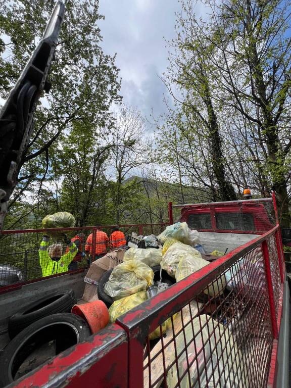 Due cassoni di rifiuti raccolti nei boschi a Valganna