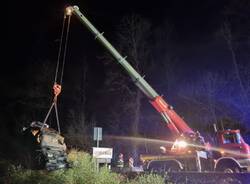 Finiscono con l'auto in un canale a Germignaga