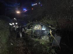 Finiscono con l'auto in un canale a Germignaga