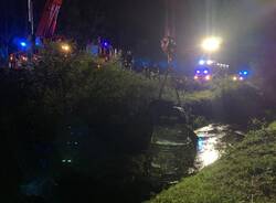 Finiscono con l'auto in un canale a Germignaga