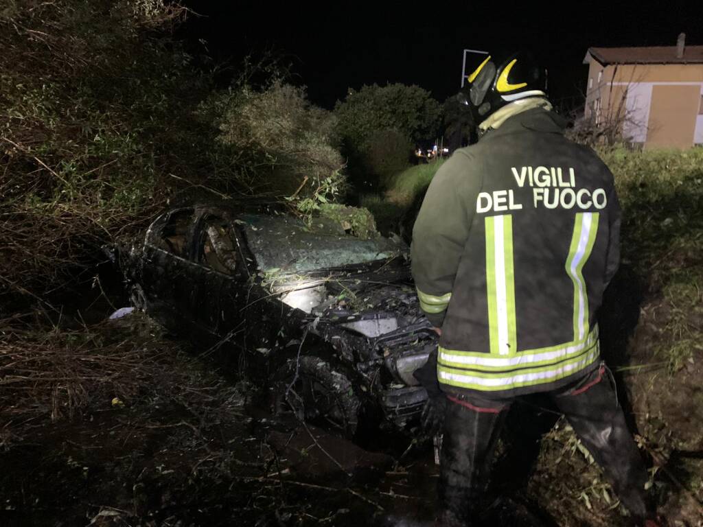 Finiscono con l'auto in un canale a Germignaga