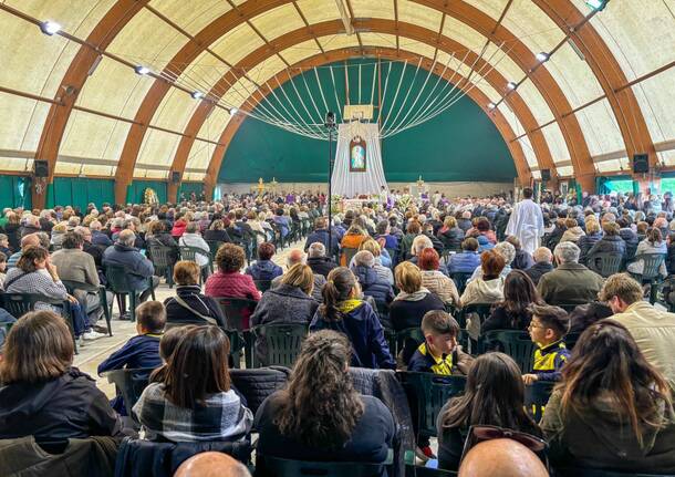 In tantissimi a Cavaria con Premezzo per salutare don Fiorenzo Mina