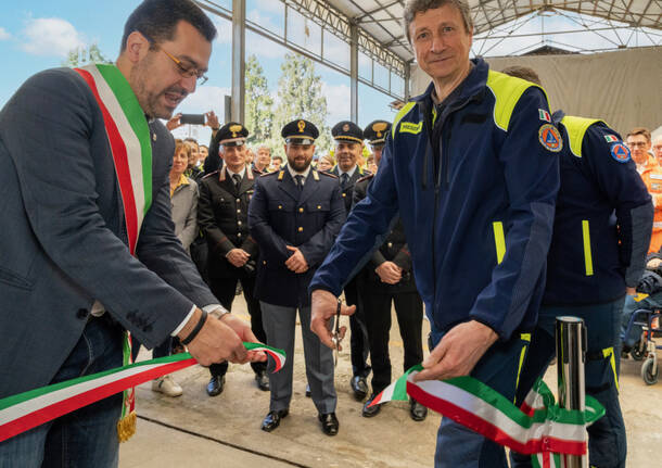 Il taglio del nastro della nuova sede della Protezione Civile 