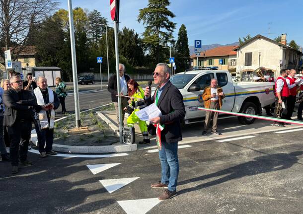 Piazza Corvi a Biandronno ha cambiato volto. Porotti: “Era un’area degradata. Ora facciamola vivere”