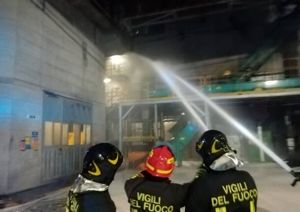 Incendio nella notte al cementificio di Comabbio