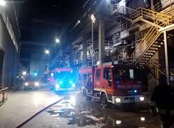 Incendio al cementificio di Comabbio, l'intervento dei Vigili del Fuoco 