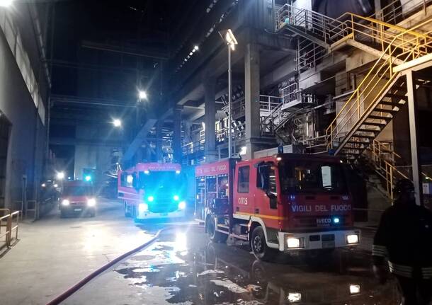 Incendio al cementificio di Comabbio, l'intervento dei Vigili del Fuoco 