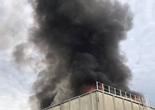 Incendio divampa in un’azienda dell’area industriale di Saronno