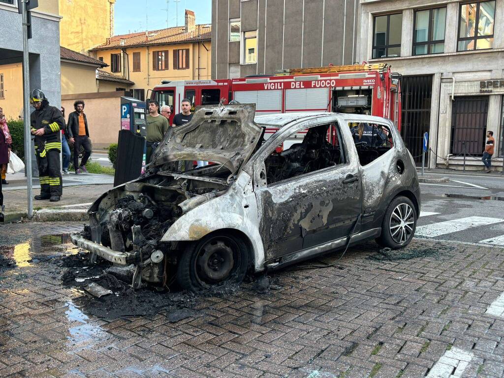 Incendio auto a Gallarate