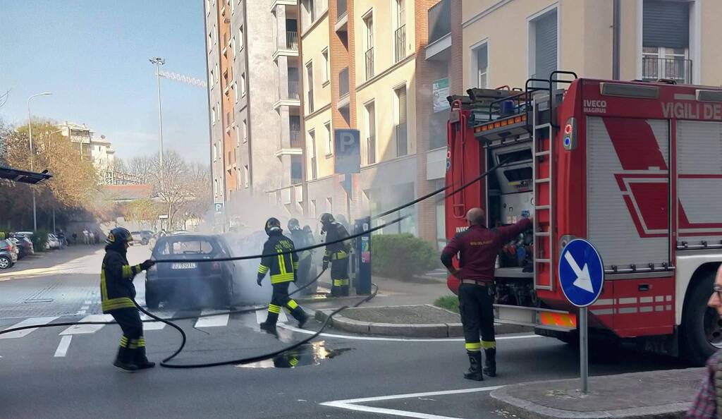 Incendio auto a Gallarate