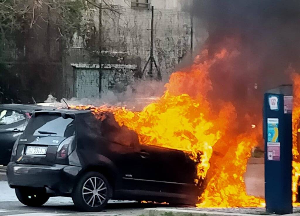 Incendio auto a Gallarate