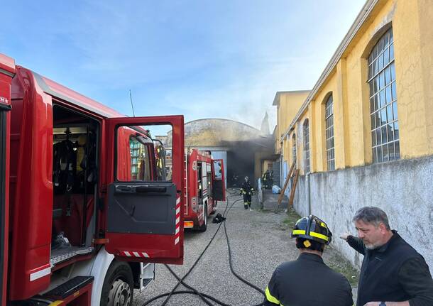 Incendio divampa in una stireria di Somma Lombardo