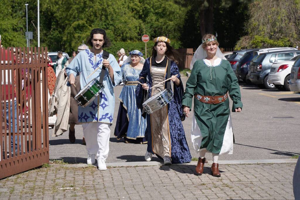 La "Festa di primavera" colora l'"Albergo del Nonno" tra bancarelle e Medioevo