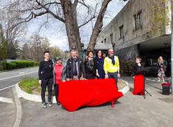 La panchina rossa di Via Manin a Varese restaurata dagli studenti del Frattini