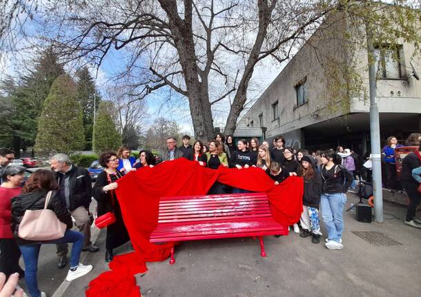 La panchina rossa di Via Manin a Varese restaurata dagli studenti del Frattini