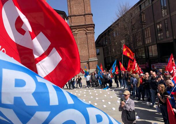 Lavoratori e sindacati in piazza San Magno a Legnano 