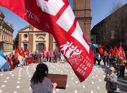 Lavoratori e sindacati in piazza San Magno a Legnano 