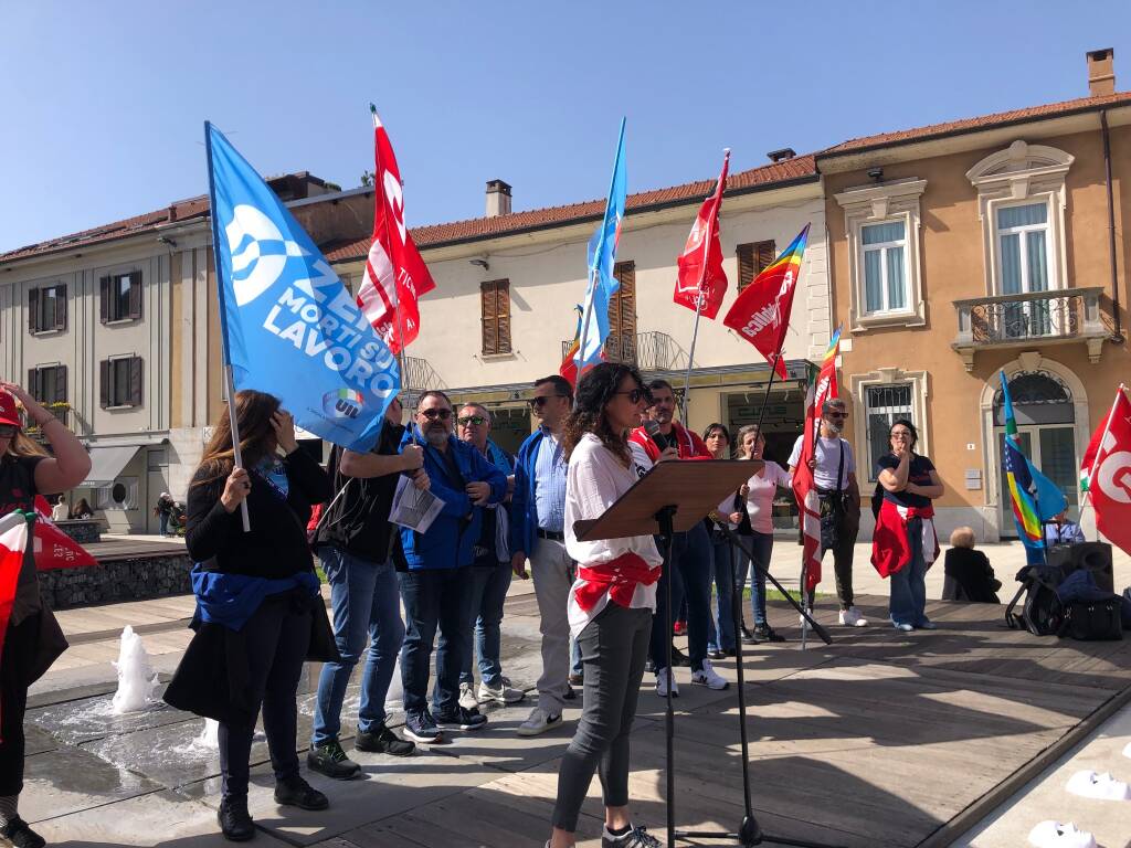 Lavoratori e sindacati in piazza San Magno a Legnano 