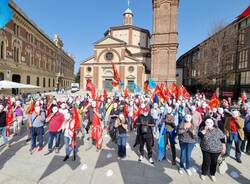 Lavoratori e sindacati in piazza San Magno a Legnano 