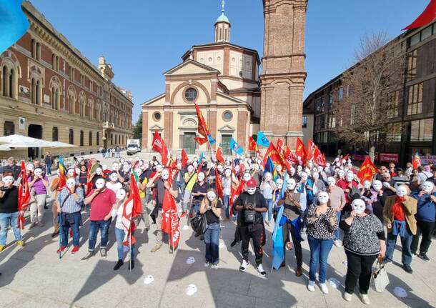 Lavoratori e sindacati in piazza San Magno a Legnano 