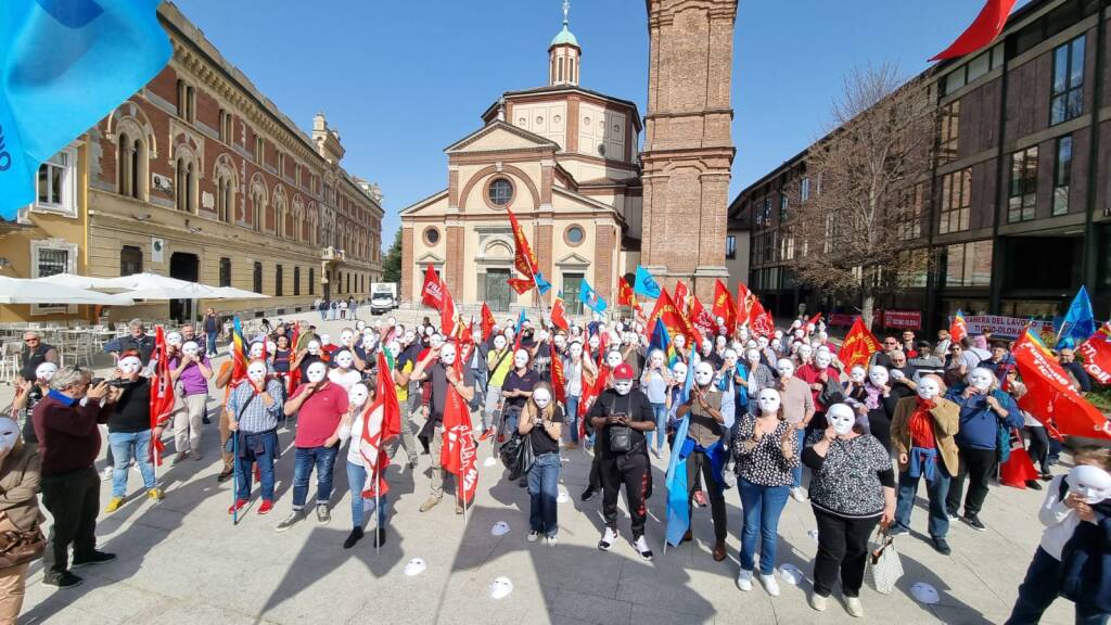 Lavoratori e sindacati in piazza San Magno a Legnano 