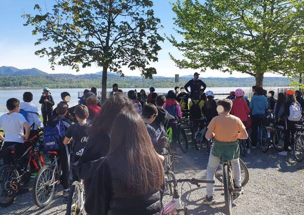 Legambiente Castronno porta gli alunni della scuola media alla scoperta del lago di Varese in bicicletta