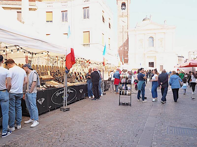 Mercatino francese (foto Roberto Gernetti)