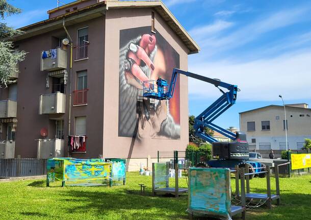 Nuovo murales di Cheone sui muri del quartiere Aler a Nerviano: il progetto Gescart ha il suo "Flusso vitale"