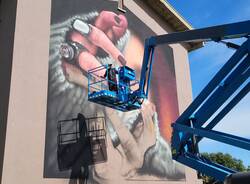 Nuovo murales di Cheone sui muri del quartiere Aler a Nerviano: il progetto Gescart ha il suo "Flusso vitale"