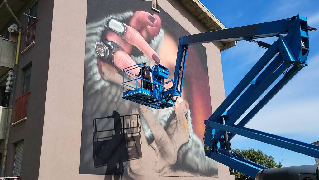 Nuovo murales di Cheone sui muri del quartiere Aler a Nerviano: il progetto Gescart ha il suo "Flusso vitale"