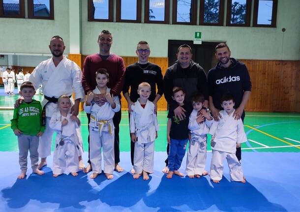 Papà a lezione di karate dai piccoli samurai dell'ASD i.Sport