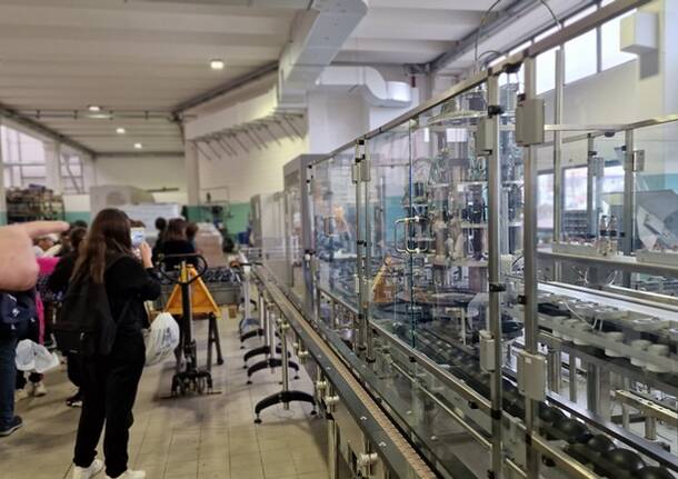 Studenti di Cerro Maggiore in fabbrica tra tradizione e tecnologia per conoscere la realtà industriale del paese