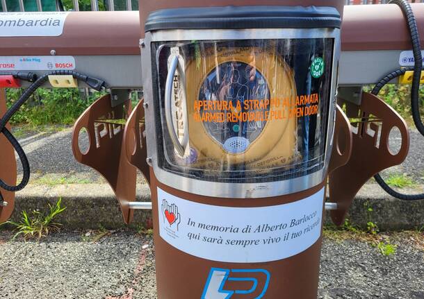 Taglio del nastro per il defibrillatore donato a Nerviano in memoria di Alberto Barlocco