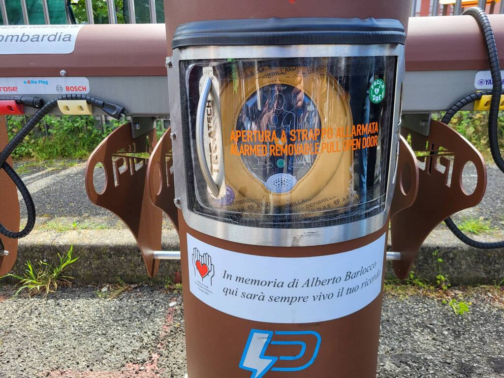 Taglio del nastro per il defibrillatore donato a Nerviano in memoria di Alberto Barlocco