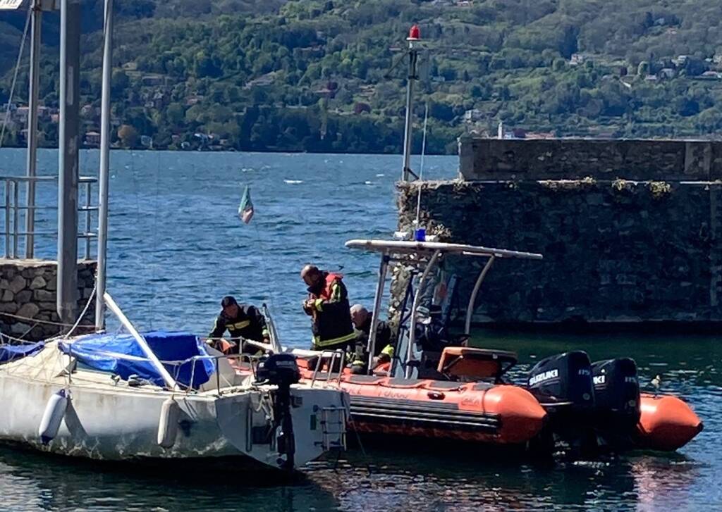 vigili del fuoco recupero barca ribaltata lago maggiore