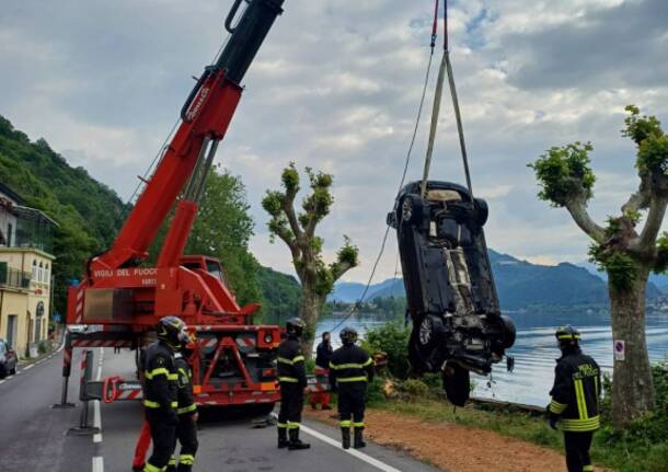 Abbattono un albero e finiscono nel lago con l’auto a Brusimpiano