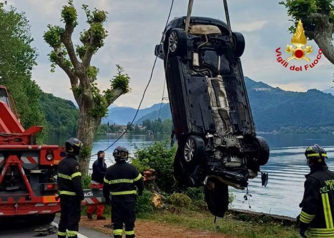 Abbattono un albero e finiscono nel lago con l’auto a Brusimpiano