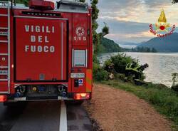 Abbattono un albero e finiscono nel lago con l’auto a Brusimpiano