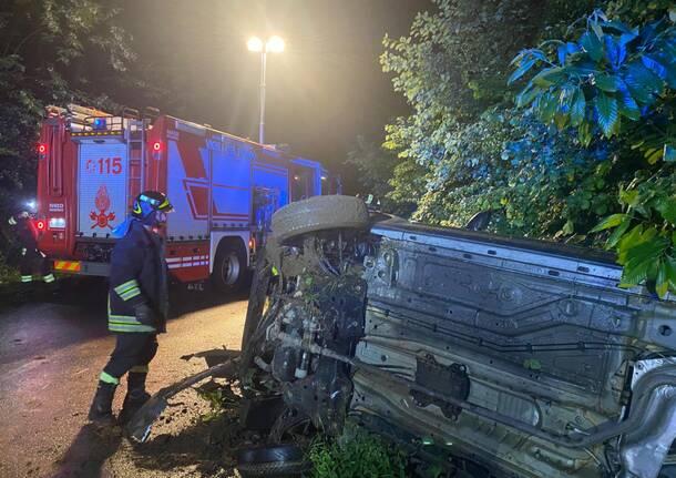 Auto si ribalta a Venegono Superiore, feriti due ragazzi di 18 e 22 anni