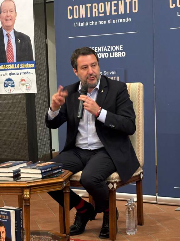 Salvini ptesenta il suo libro a Tradate