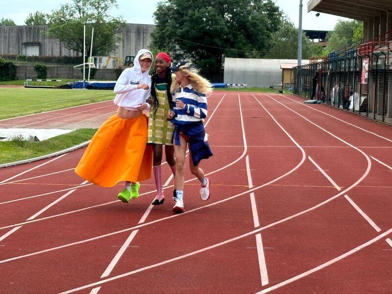 La pista di atletica di Gavirate si trasforma in un set di moda