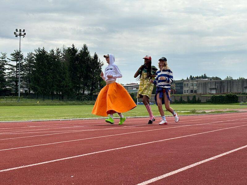 La pista di atletica di Gavirate si trasforma in un set di moda