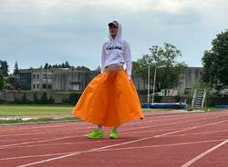 La pista di atletica di Gavirate si trasforma in un set di moda