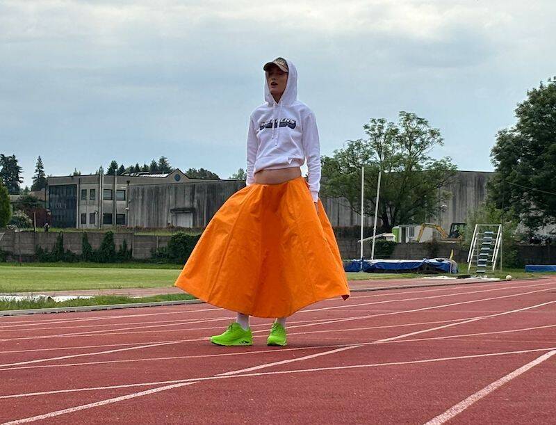 La pista di atletica di Gavirate si trasforma in un set di moda