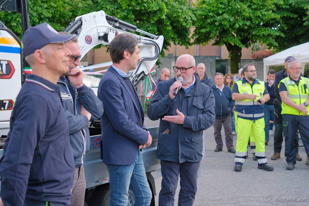 Escavatore Protezione civile buguggiate (foto La Focale Buguggiate)